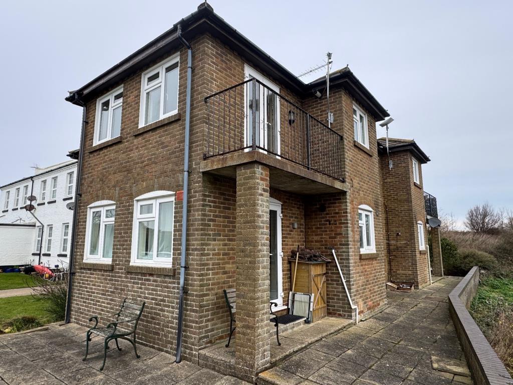 Lot: 103 - TWO-BEDROOM FLAT WITH SEA VIEWS AND SHARE OF FREEHOLD - Outside - third elevation